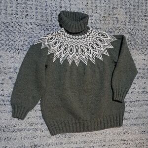 Elegant Forest Green Fair Isle Turtleneck Sweater with White Pattern